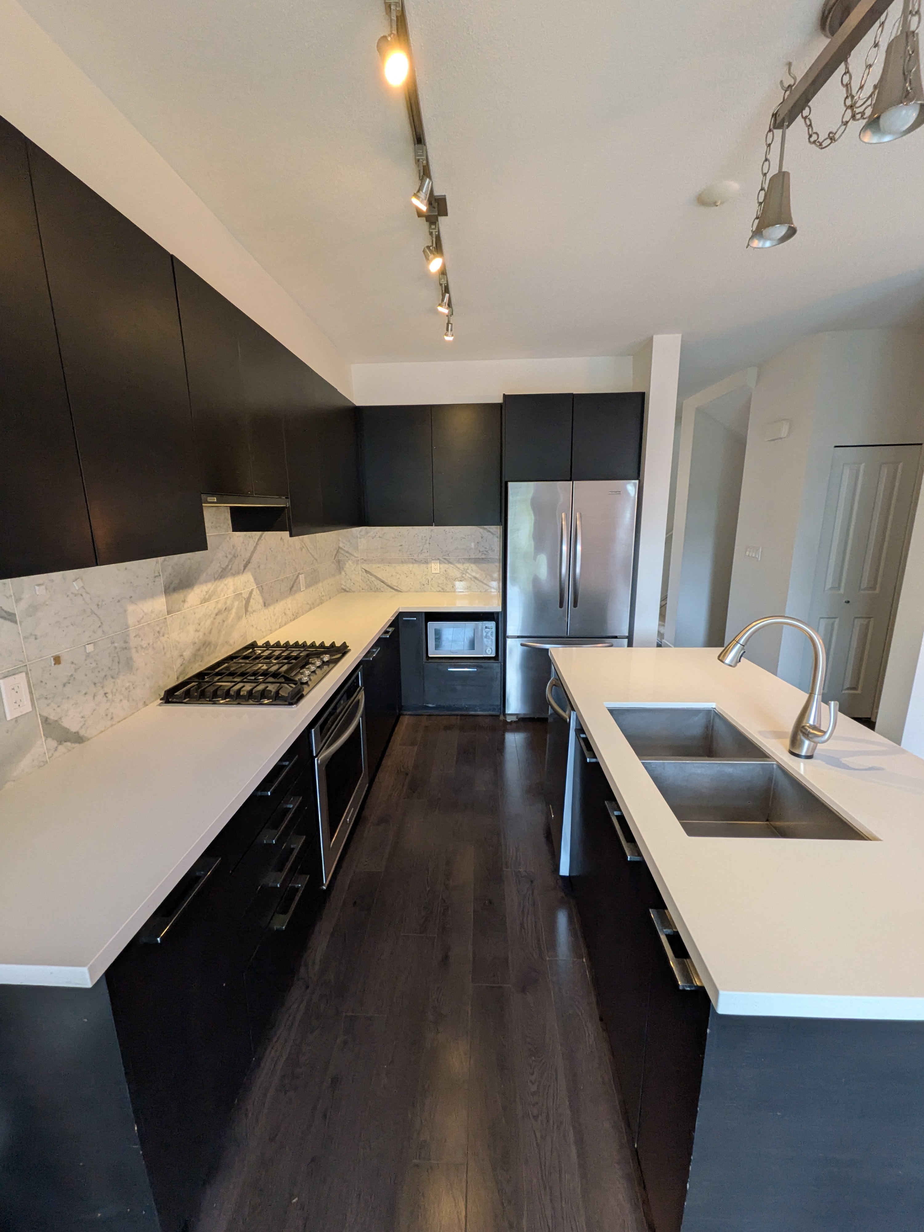 Spotless, modern kitchen island with sparkling countertops and clean stovetop after a thorough deep clean